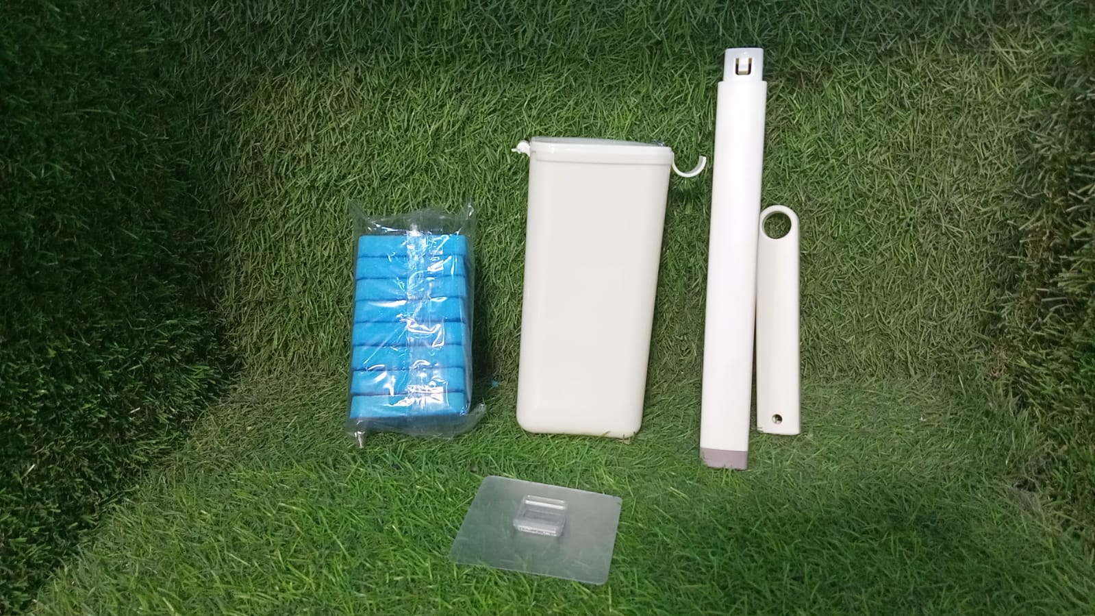 Hygienic toilet brush with refillable cleaning heads. Hygienic toilet brush with refillable cleaning heads.